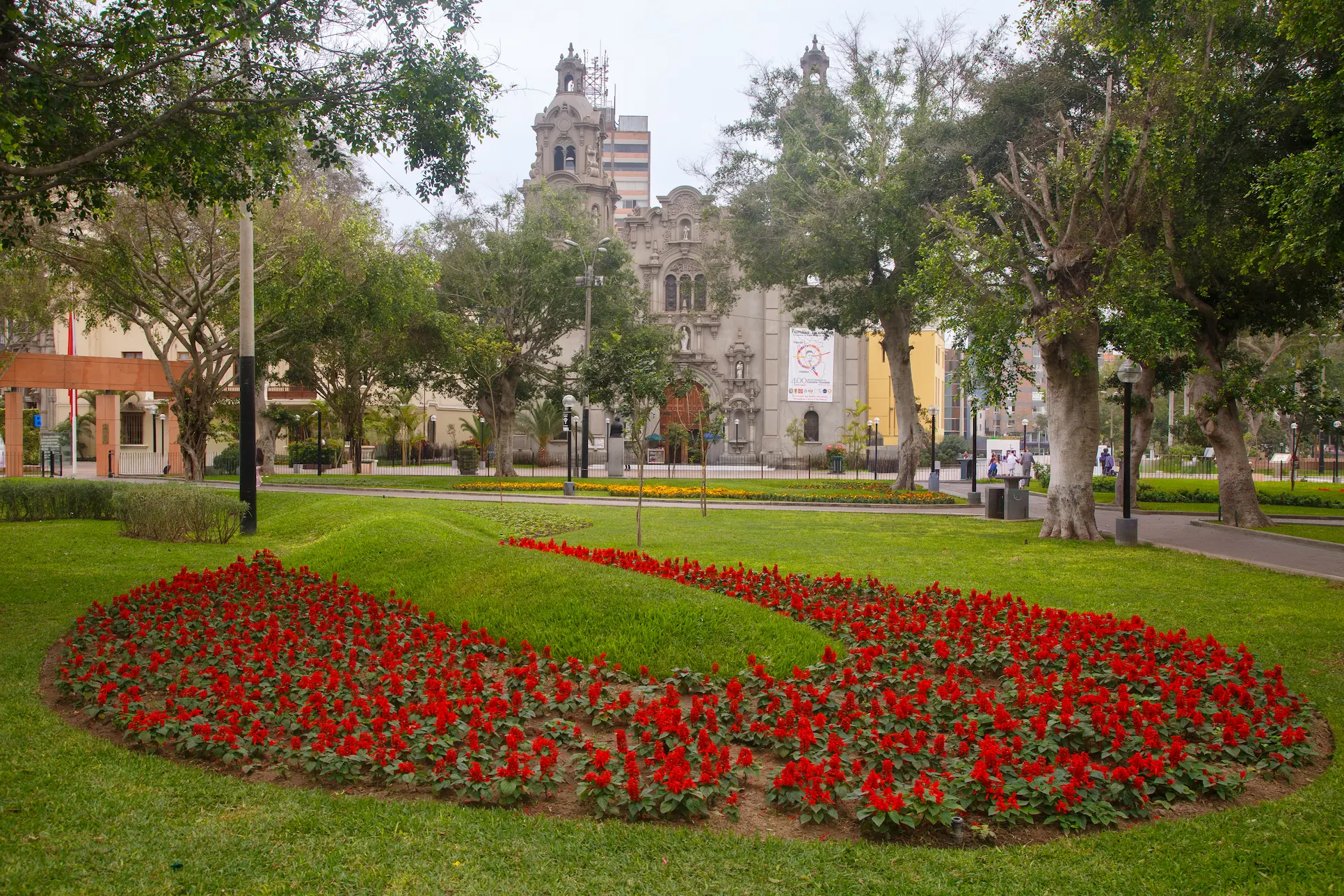 Áreas verdes y entorno urbano cerca del proyecto Versia